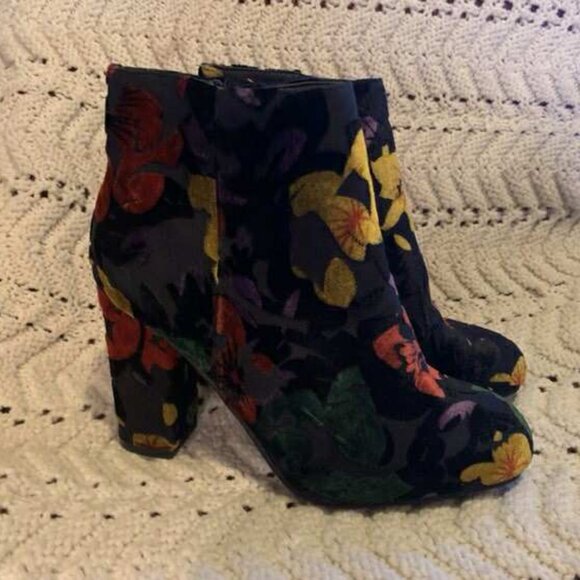 NWOT CEST 1946 Floral Velvet Bootie size 7 - Picture 1 of 6